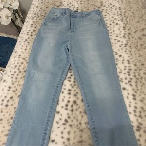 High waisted light wash skinny jeans! Size 11/30.